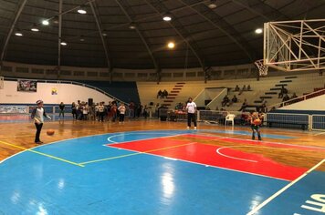 Foto - Jogador de Basquete Guilherme Hubner visita Cerquilho