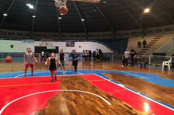 Foto - Jogador de Basquete Guilherme Hubner visita Cerquilho