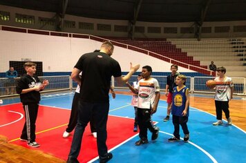 Foto - Jogador de Basquete Guilherme Hubner visita Cerquilho