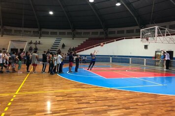 Foto - Jogador de Basquete Guilherme Hubner visita Cerquilho