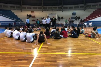 Foto - Jogador de Basquete Guilherme Hubner visita Cerquilho