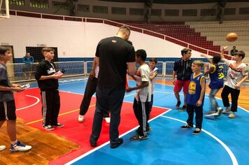 Foto - Jogador de Basquete Guilherme Hubner visita Cerquilho