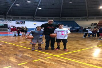 Foto - Jogador de Basquete Guilherme Hubner visita Cerquilho