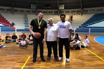 Foto - Jogador de Basquete Guilherme Hubner visita Cerquilho