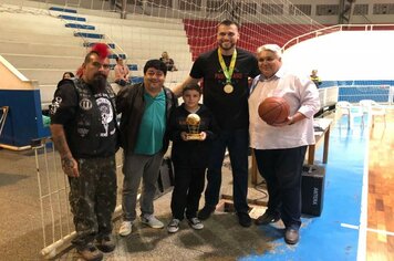 Foto - Jogador de Basquete Guilherme Hubner visita Cerquilho