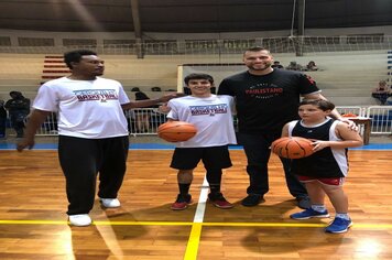 Foto - Jogador de Basquete Guilherme Hubner visita Cerquilho