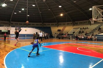 Foto - Jogador de Basquete Guilherme Hubner visita Cerquilho