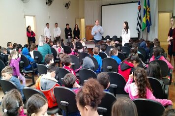 Foto - Projeto Conhecendo Nossa Cidade - Visita dos alunos da EMEI Noêmia na prefeitura