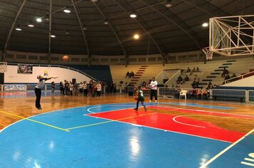 Foto - Jogador de Basquete Guilherme Hubner visita Cerquilho