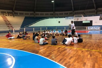 Foto - Jogador de Basquete Guilherme Hubner visita Cerquilho