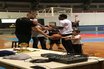 Foto - Jogador de Basquete Guilherme Hubner visita Cerquilho