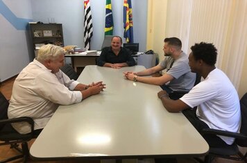 Foto - Jogador de Basquete Guilherme Hubner visita Cerquilho