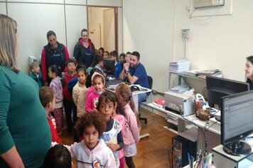 Foto - Projeto Conhecendo Nossa Cidade - Visita dos alunos da EMEI Noêmia na prefeitura