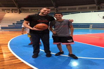 Foto - Jogador de Basquete Guilherme Hubner visita Cerquilho