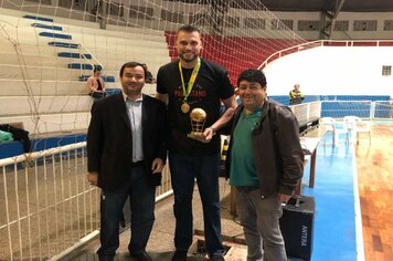 Foto - Jogador de Basquete Guilherme Hubner visita Cerquilho