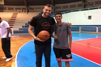 Foto - Jogador de Basquete Guilherme Hubner visita Cerquilho