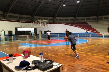 Foto - Jogador de Basquete Guilherme Hubner visita Cerquilho