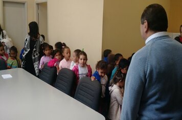 Foto - Projeto Conhecendo Nossa Cidade - Visita dos alunos da EMEI Noêmia na prefeitura