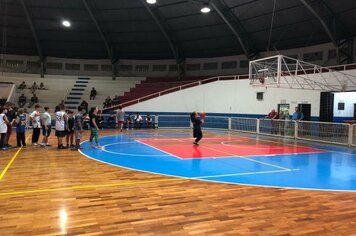 Foto - Jogador de Basquete Guilherme Hubner visita Cerquilho