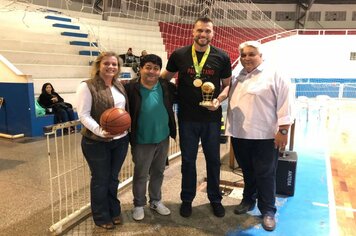 Foto - Jogador de Basquete Guilherme Hubner visita Cerquilho