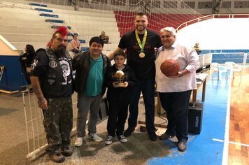 Foto - Jogador de Basquete Guilherme Hubner visita Cerquilho