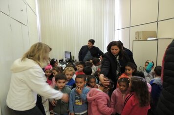 Foto - Projeto Conhecendo Nossa Cidade - Visita dos alunos da EMEI Noêmia na prefeitura