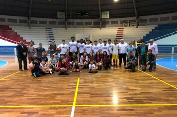 Foto - Jogador de Basquete Guilherme Hubner visita Cerquilho