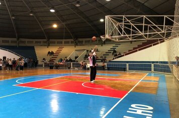 Foto - Jogador de Basquete Guilherme Hubner visita Cerquilho