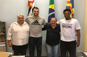 Foto - Jogador de Basquete Guilherme Hubner visita Cerquilho