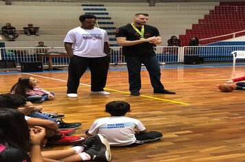 Foto - Jogador de Basquete Guilherme Hubner visita Cerquilho