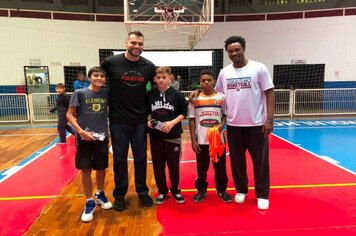 Foto - Jogador de Basquete Guilherme Hubner visita Cerquilho