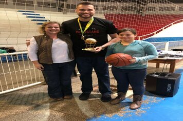 Foto - Jogador de Basquete Guilherme Hubner visita Cerquilho