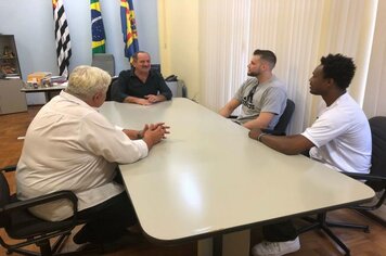 Foto - Jogador de Basquete Guilherme Hubner visita Cerquilho