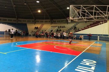 Foto - Jogador de Basquete Guilherme Hubner visita Cerquilho