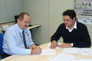 Prefeito renova convênio com o Programa Cidade Legal
