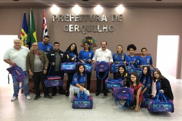 Prefeito Aldo recebe visita da equipe infantil de voleibol feminino