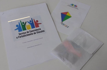 Assistência Social entrega atividades para alunos dos projetos sociais e informa sobre número de kits alimentares doados