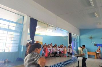 Alunos da Escola Luiza apresentam música e trabalhos sobre a água
