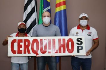 Corredores responsáveis por levar a placa de Cerquilho na São Silvestre são homenageados 