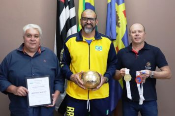 Prefeito Zé Roberto recebe visita de atleta paralímpico pentacampeão de vôlei sentado