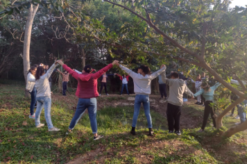 Alunos visitam área de mata ciliar próxima a escola