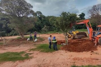 Meio Ambiente e Garagem Municipal transplantam árvore pitangueira
