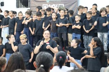 A Prefeitura Municipal de Cerquilho, por meio do CRAS Cerquilho, do CRAS Cidade das Rosas e dos Serviços de Convivência e Fortalecimento de Vínculos, promove confraternização de final de ano com as crianças e adolescentes. 