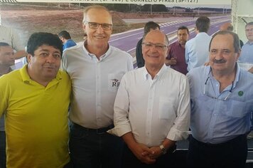 Prefeito prestigia inauguração de obras na região