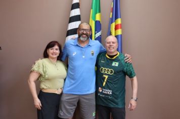 o Prefeito de Cerquilho Zé Roberto Pilon e a Presidente do Fundo Social Valéria Pilon receberam a visita do atleta paralímpico Luís Fabiano de Oliveira, pentacampeão com a Seleção Brasileira de Vôlei Sentado.