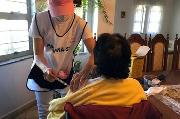 Vacinação dos idosos segue sendo realizada casa a casa em Cerquilho