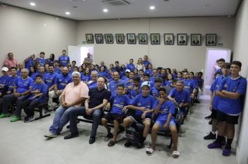 Prefeito entrega novos uniformes para alunos das escolinhas municipais 