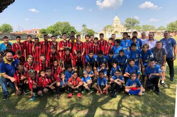 Ex-atleta profissional Nem visita Escolinha Municipal de Futebol em Cerquilho