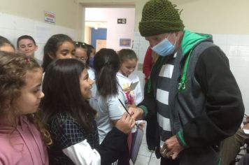 Alunos da Escola Luigi visitaram idosos do Lar São José e doaram produtos de higiene pessoal
