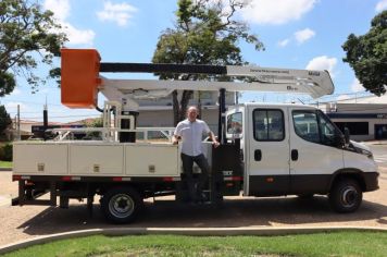 Prefeitura de Cerquilho compra novo caminhão com cesto aéreo para poda de árvores